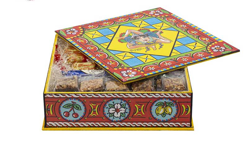 scatola decorata con tprroni e croccanti tipici siciliani