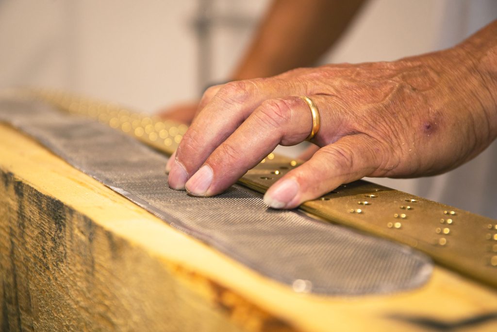 mani-che-lavorano-produzione-1024x684